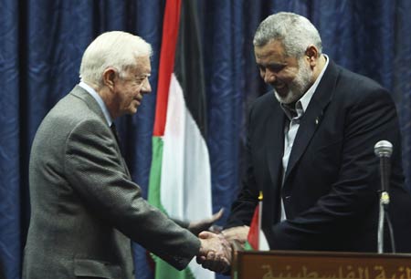 Senior Hamas leader Ismail Haniyeh (R) shakes hands with former U.S. President Jimmy Carter after their joint news conference in Gaza City June 16, 2009.[Xinhua/Reuters]