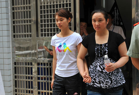 Deng Yujiao (L) and her mother walks out of a local court in Badong County, central China's Hubei Province, June 16, 2009. Deng Yujiao, 21, a pedicurist, who was accused of stabbing an official to death and injuring another in self-defence in an alleged sexual assault on May 10, was exempted from criminal punishment by a local court Tuesday in Badong County, central China's Hubei Province. [Xinhua]