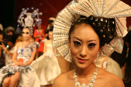 Models wait to present make-ups during an image design competition held in north China's Tianjin, June 16, 2009. [Wei Xiaoming/Xinhua]