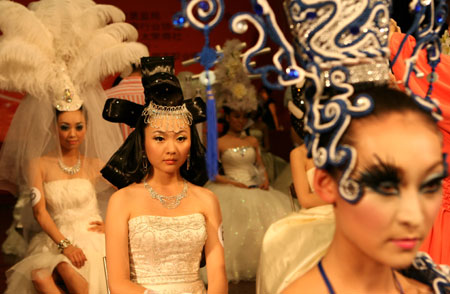 Models wait to present make-ups during an image design competition held in north China's Tianjin, June 16, 2009. [Wei Xiaoming/Xinhua] 