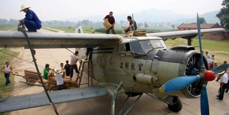 People make preparation for the airborne planting of tree in Ruyang County, central China's Henan Province, June 16, 2009. The related department has afforested over 890,000 mu of land through airborne planting since 1979, and plans to afforest another over 40,000 mu of land this year. [Zeng Xianping/Xinhua] 