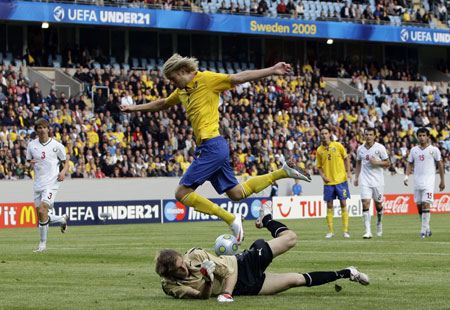 Sweden's Ola Toivonen jumps over Belarus' Pavel Chesnovski during their U21 European Championship soccer match at Malmo New Stadium in Malmo June 16, 2009. (Xinhua/Reuters Photo) 