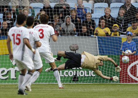 A shot from Sweden's Rasmus Elm (unseen) is deflected off Belarus' Aleksandr Martynovich (2nd R) and into his own net during their U21 European Championship soccer match at Malmo New Stadium in Malmo June 16, 2009.(Xinhua/Reuters Photo) 
