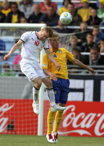 Belarus' Dmitry Komarovsky (L) vies for the ball with Sweden's Rasmus Bengtsson during their U21 European Championship soccer match at Malmo New Stadium in Malmo June 16, 2009.(Xinhua/Reuters Photo) 