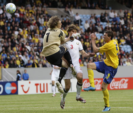 Sweden's Marcus Berg (R) scores his third goal against Belarus during their European U21 Championship soccer match at Malmo New Stadium in Malmo June 16, 2009.(Xinhua/Reuters Photo) 