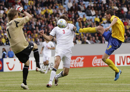 Sweden's Marcus Berg (R) scores his third goal against Belarus during their European U21 Championship soccer match at Malmo New Stadium in Malmo June 16, 2009.(Xinhua/Reuters Photo) 