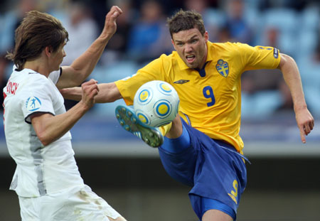 Sweden's Marcus Berg (R) challenges Belarus' Aleksandr Martynovich during their U21 European Championship soccer match at Malmo New Stadium in Malmo June 16, 2009.(Xinhua/Reuters Photo) 