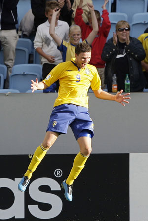 Sweden's Marcus Berg celebrates his second goal against Belarus during their U21 European Championship soccer match at Malmo New Stadium in Malmo June 16, 2009. (Xinhua/Reuters Photo) 