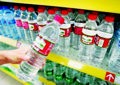 'Nongfu' bottled spring water brand has recently been confronted with a bittersweet challenge to its water quality. [Photo from the Legal Daily]