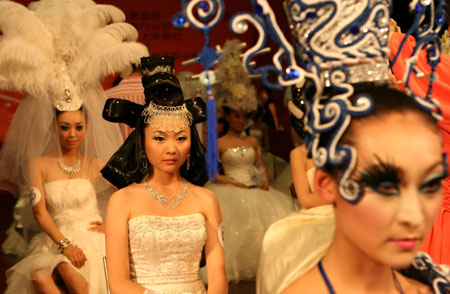  Models wait to present make-ups during an image design competition held in north China's Tianjin, June 16, 2009.