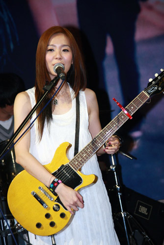 Taiwan singer-songwriter Deserts Chang promotes her new album 'City' in Beijing on June 16, 2009. Veteran producer Zhang Yadong and rock singer Wang Feng also attended.