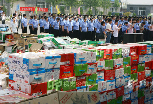 On May 25, Shijiazhuang city was destroying tons of tainted foods.[CFP]