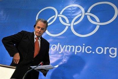 International Olympic Committee (IOC) President Jacques Rogge arrives for a press conference at the IOC headquarters in Lausanne, Switzerland. A group of Chicago residents opposed to the city's bid for the 2016 Summer Olympics made their point on the eve of the bid team making a crucial presentation to the International Olympic Committee here on Tuesday. [Fabrice Coffrini/CCTV/AFP] 