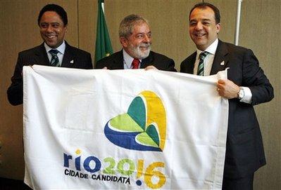 Brazilian President Luiz Inacio Lula da Silva, center, along with Brazilian Sports Minister Orlando Silva, left, and Rio de Janeiro Governor Sergio Cabral hold an Olympic bid flag after a press conference in Geneva, Switzerland, Monday, June 15, 2009. Lula da Silva arrived in Switzerland days before the scheduled presentation of Rio's bid at an International Olympic Committee meeting in Lausanne. [Anja Niedringhaus/CCTV/AP Photo] 