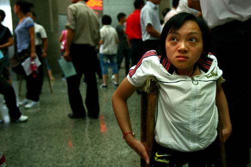 24-year-old Zhang Xiao, seeks a job on Tuesday, June 16, 2009 in Changsha, the capital of central China's Hunan Province. The first job fair for handicapped college graduates began there. Some 1,600 vacancies offered by over 80 enterprises attracted more than 1,200 handicapped people. [Photo: CFP/Yang Shuhuai]