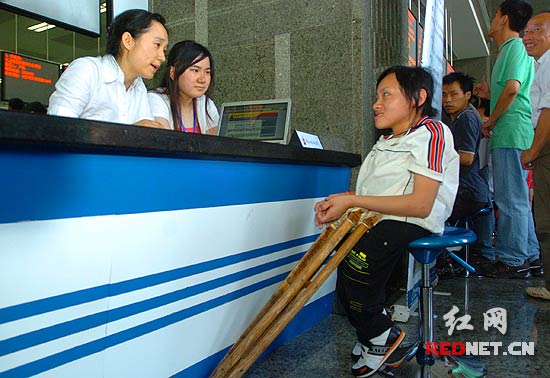 24-year-old Zhang Xiao, seeks a job on Tuesday, June 16, 2009 in Changsha, the capital of central China's Hunan Province. The first job fair for handicapped college graduates began there. Some 1,600 vacancies offered by over 80 enterprises attracted more than 1,200 handicapped people. [Photo: rednet.cn]