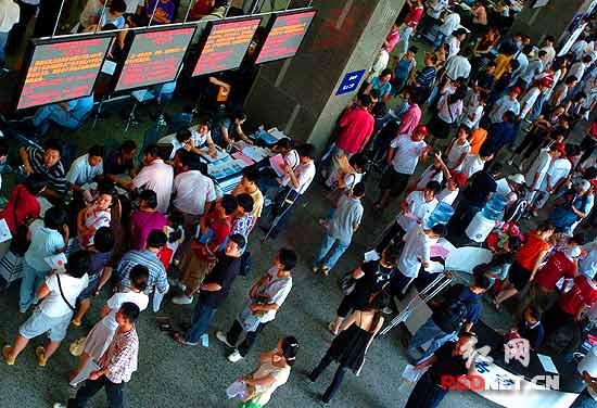 More than 1,200 job-seekers flock to the first job fair for handicapped college graduates on Tuesday, June 16, 2009 in Changsha, the capital of central China's Hunan Province. [Photo: rednet.cn]