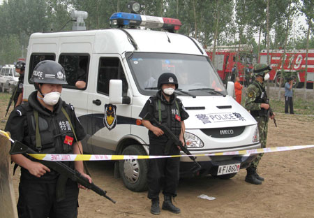 Special police force members and armed policemen take part in an anti-terror drill in Zhuozhou, north China's Hebei Province, on June 17, 2009. [Zhu Feng/Xinhua]