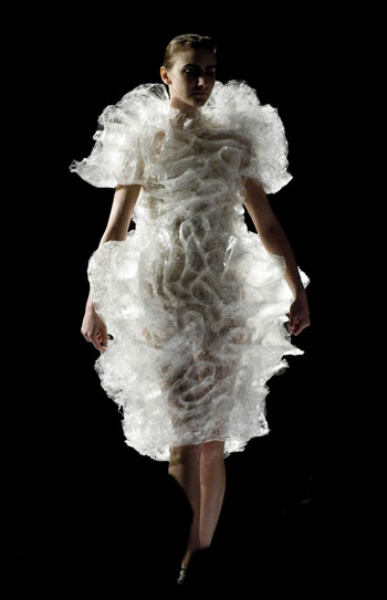 A model presents a creation designed by a graduate of the Institute of Textiles and Clothing during a graduate fashion show in Hong Kong, south China, June 17, 2009. [Lui Siu Wai/Xinhua]