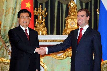 Chinese President Hu Jintao (L) meets with Russian President Dmitri Medvedev in Moscow, capital of Russia, June 17, 2009. Visiting Chinese President Hu Jintao and his Russian counterpart Dmitry Medvedev held talks in Moscow Wednesday to discuss further development of the Sino-Russian strategic partnership of cooperation. [Xinhua]