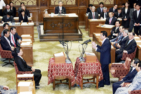 Taro Aso (R Standing), Japanese prime minister and president of the ruling Liberal Democratic Party, and Yukio Hatoyama (L Front), leader of the opposition Democratic Party of Japan, attend their second debate at the Diet in Tokyo, capital of Japan, June 17, 2009. Taro Aso and Yukio Hatoyama lashed out at each other during their second debate at the Diet on Wednesday. [Xinhua]