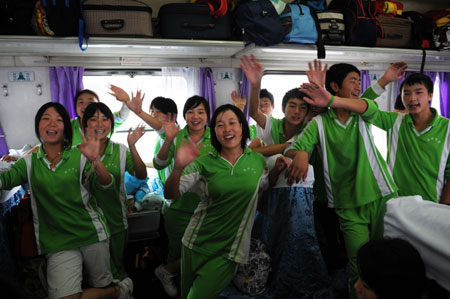 Students of Sangping Middle School of Wenchuan County, southwest China's Sichuan Province, wave goodbye to people seeing them off at the Guangzhou Railway Station in Guangzhou, capital of south China's Guangdong Province, June 17, 2009. [Xinhua]