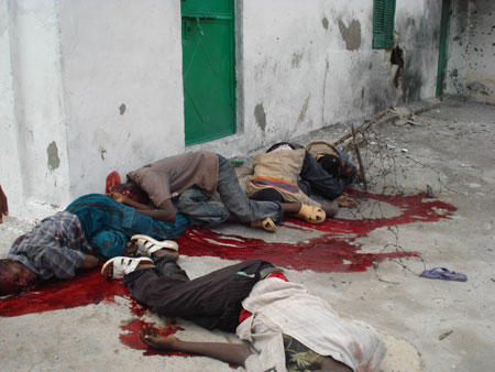 The bodies of five people killed by a stray shell near the frontline between Somali government forces and Islamist opposition fighters, lie on a street in the Somali capital Mogadishu on June 17, 2009. Sixteen people, mainly civilians, were killed in the crossfire as Somali government forces launched an early morning assault on insurgent bases in the south of Mogadishu. [Xinhua]