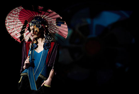 A model presents a creation designed by a graduate of the Institute of Textiles and Clothing during a graduate fashion show in Hong Kong, south China, June 17, 2009. [Xinhua]