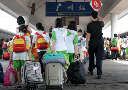 Students of Sangping Middle School of Wenchuan County, southwest China's Sichuan Province, walk on the platform at the Guangzhou Railway Station in Guangzhou, capital of south China's Guangdong Province, June 17, 2009. 