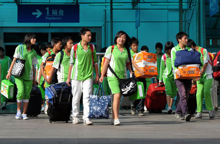 Students of Sangping Middle School of Wenchuan County, southwest China's Sichuan Province, walk on the platform at the Guangzhou Railway Station in Guangzhou, capital of south China's Guangdong Province, June 17, 2009. [Liu Dawei/Xinhua]