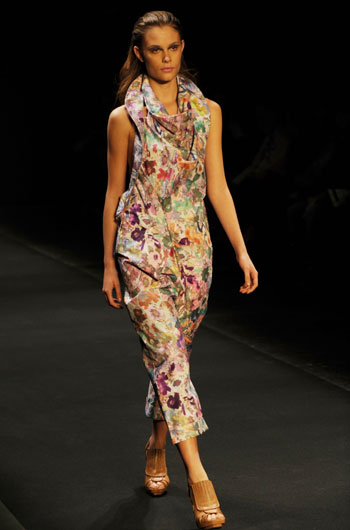 A model presents a creation during the 27th Sao Paulo Fashion Week in Sao Paulo, Brazil, June 17, 2009. [Song Weiwei/Xinhua] 