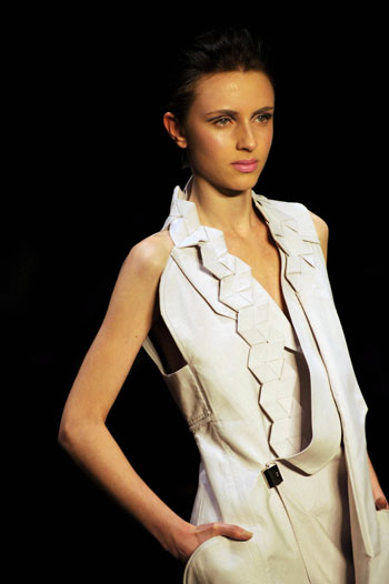 A model presents a creation during the 27th Sao Paulo Fashion Week in Sao Paulo, Brazil, June 17, 2009. [Song Weiwei/Xinhua]