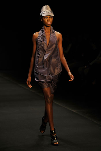 A model presents a creation during the 27th Sao Paulo Fashion Week in Sao Paulo, Brazil, June 17, 2009. [Song Weiwei/Xinhua]