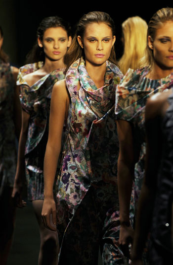 Models present creations during the 27th Sao Paulo Fashion Week in Sao Paulo, Brazil, June 17, 2009. [Song Weiwei/Xinhua] 