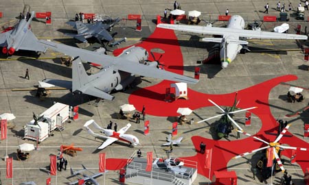 Aeroplanes are seen in the aerial view photo taken during the 48th international Paris Air Show at Le Bourget airport in Paris, France, June 17, 2009. [Zhang Yuwei/Xinhua] 