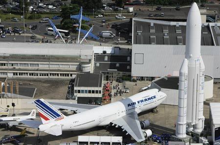 Aeroplanes are seen in the aerial view photo taken during the 48th international Paris Air Show at Le Bourget airport in Paris, France, June 17, 2009. [Zhang Yuwei/Xinhua] 