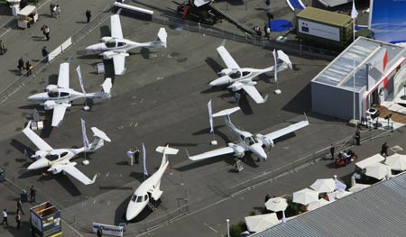 Aeroplanes are seen in the aerial view photo taken during the 48th international Paris Air Show at Le Bourget airport in Paris, France, June 17, 2009. [Zhang Yuwei/Xinhua] 