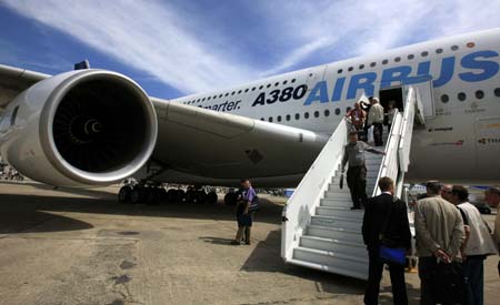 Spectators wait to board on an Airbus A380 aeroplane during the 48th international Paris Air Show at Le Bourget airport in Paris, France, June 17, 2009. Airbus held a celebrating ceremony here on Wednesday.[Zhang Yuwei/Xinhua] 