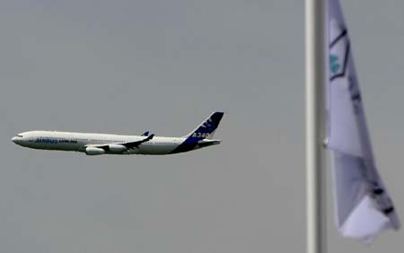 An Airbus A380 aeroplane is seen during the 48th international Paris Air Show at Le Bourget airport in Paris, France, June 17, 2009. Airbus held a celebrating ceremony here on Wednesday.[Zhang Yuwei/Xinhua]