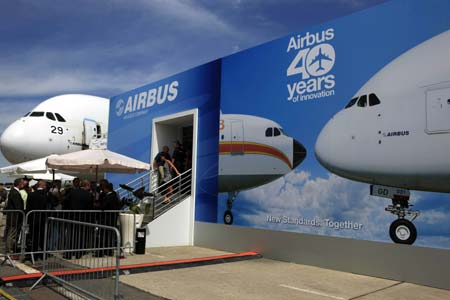  Spectators wait to board on an Airbus A380 aeroplane during the 48th international Paris Air Show at Le Bourget airport in Paris, France, June 17, 2009. Airbus held a celebrating ceremony here on Wednesday. [Zhang Yuwei/Xinhua]