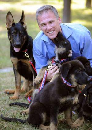 James Symington poses with five puppies cloned from a German shepard that reportedly took part in the search-and-rescue effort after the 9/11 terrorist attacks, Tuesday June 16, 2009 in Los Angeles. [Xinhua/AFP]