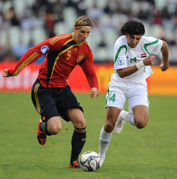 Fernando Torres (L) of Spain vies with Salam Shaker of Iraq during the Group A second round match at the FIFA Confederations Cup in Bloemfontein, South Africa, June 17, 2009.(Xinhua/Yang Lei) 