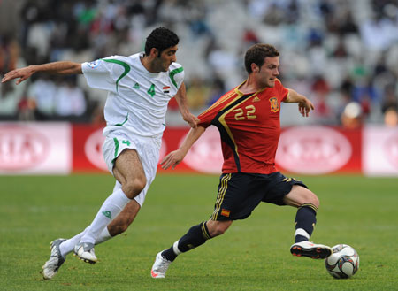 Juan Manuel Mata (R) of Spain vies with Fareed Majeed of Iraq during the Group A second round match at the FIFA Confederations Cup in Bloemfontein, South Africa, June 17, 2009.(Xinhua/Yang Lei) 