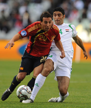 Fareed Majeed (R) of Iraq vies with Santi Cazorla of Spain during the Group A second round match at the FIFA Confederations Cup in Bloemfontein, South Africa, June 17, 2009.(Xinhua/Yang Lei) 