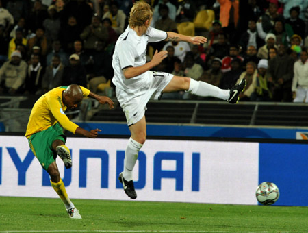 Bernard Parker of South Africa (L) gives a powerful shot during a Group A match between South Africa and New Zealand at the FIFA Confederations Cup in Rustenburg, South Africa, June 17, 2009. South Africa won 2-0, while New Zealand was eliminated with two losses.(Xinhua/Xu Suhui) 