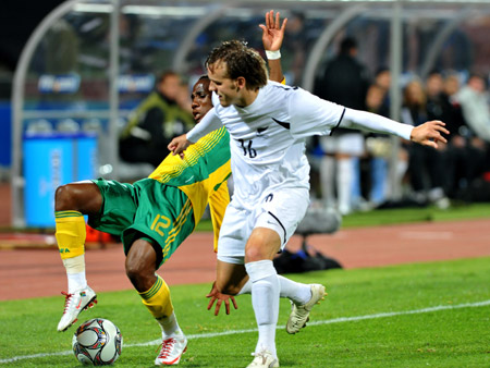 Teko Modise of South Africa(L) fights for the ball with Chris James of New Zealand during a Group A match between South Africa and New Zealand at the FIFA Confederations Cup in Rustenburg, South Africa, June 17, 2009. South Africa won 2-0, while New Zealand was eliminated with two losses.(Xinhua/Xu Suhui) 