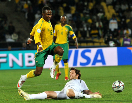 Teko Modise of South Africa (L,top) breaks through during a Group A match between South Africa and New Zealand at the FIFA Confederations Cup in Rustenburg, South Africa, June 17, 2009. South Africa won 2-0, while New Zealand was eliminated with two losses.(Xinhua/Xu Suhui) 