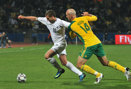 Chris Killen of New Zealand (L) is challenged by Matthew Booth of South Africa during a Group A match between South Africa and New Zealand at the FIFA Confederations Cup in Rustenburg, South Africa, June 17, 2009. South Africa won 2-0, while New Zealand was eliminated with two losses.(Xinhua/Xu Suhui) 