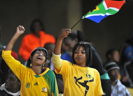 Girl fans of South Africa wave the national flag to cheer for their team during a Group A match between South Africa and New Zealand at the FIFA Confederations Cup in Rustenburg, South Africa, June 17, 2009. South Africa won 2-0, while New Zealand was eliminated with two losses.(Xinhua/Xu Suhui) 
