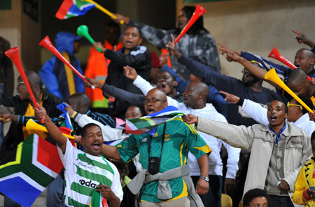 Fans of South Africa cheer for their team during a Group A match between South Africa and New Zealand at the FIFA Confederations Cup in Rustenburg, South Africa, June 17, 2009. South Africa won 2-0, while New Zealand was eliminated with two losses.(Xinhua/Xu Suhui) 